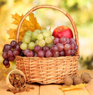 üzüm sepeti ahşap masa üzerinde fındık