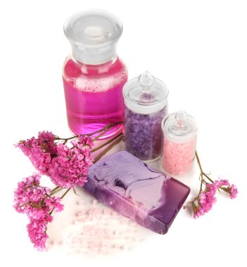 el yapımı sabun ile deniz tuzu ve üzerinde beyaz izole sıvı sabun