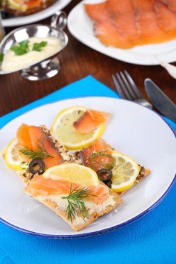 Somon Sandviç plaka üzerinde ahşap masa yakın çekim