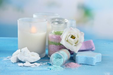 mavi zemin üzerine cam şişelerde aromalı tuzları ile kompozisyon