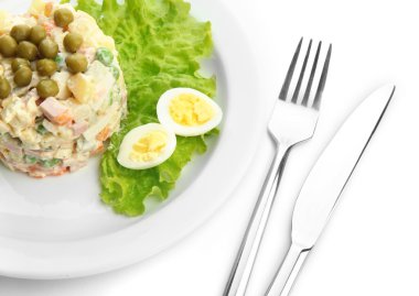 Geleneksel Rus salatası Olivier, beyaz üzerine izole edilmiş.