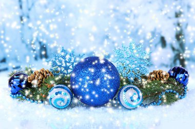 kompozisyon hafif kış arka plan üzerinde Noel süslemeleri