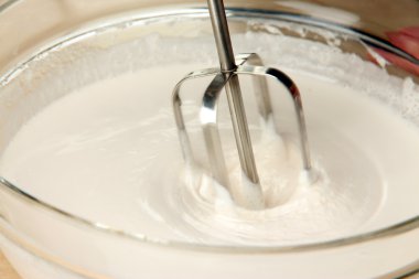 Yemek, yumurta bir kapta elektrikli çırpma teli ile kırbaçlanan, yakın çekim