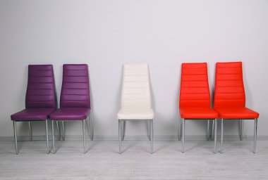 Modern renkli sandalyeler duvar zemin üzerine
