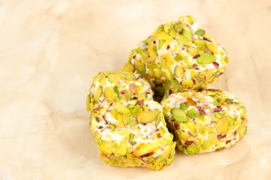 lezzetli oryantal tatlılar (Türk lokumu), kahverengi zemin üzerinde