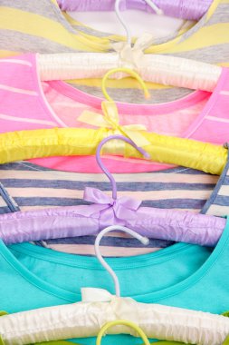 Askıları yakın çekim t-shirt