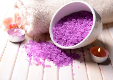 güzel çiçek ile natürmort orkide çiçek, havlu ve deniz tuzu, renk ahşap arka plan üzerine bir kase