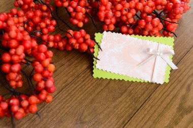 ahşap zemin üzerinde yapay meyveler