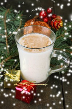 çam dalları ve Noel dekorasyonları ahşap zemin üzerinde yumurta likörü fincan