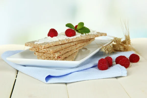 Smakelijke knäckebröd met bessen, op witte tafel — Stockfoto