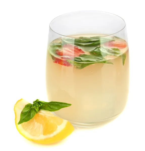 Basil limonade met aardbei, geïsoleerd op wit — Stockfoto