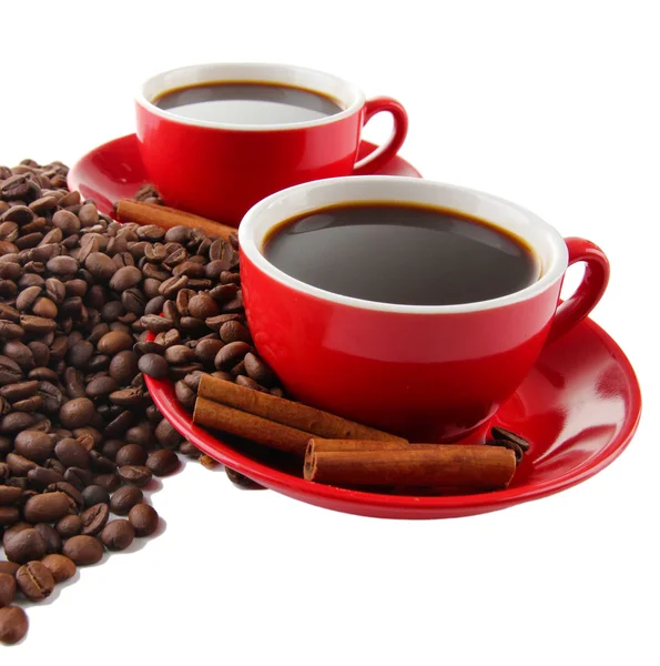 Red cups of strong coffee and coffee beans close up — Stock Photo, Image