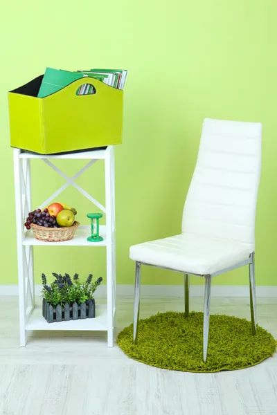 Magazines and folders in green box on shelf in room — Stock Photo, Image