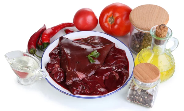 Ruwe lever op plaat met specerijen en kruiderijen geïsoleerd op wit — Stockfoto