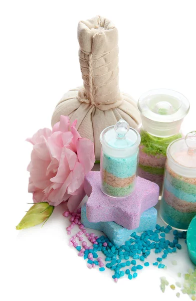 Sales aromáticas en frascos de vidrio y bolas de compresas de hierbas para el tratamiento de spa, aisladas en blanco — Foto de Stock