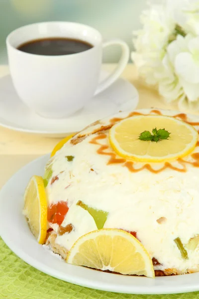 Deliziosa torta di gelatina sul tavolo su sfondo chiaro — Foto Stock