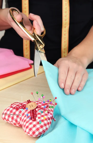 Cutting fabric with tailors scissors — Stock Photo, Image