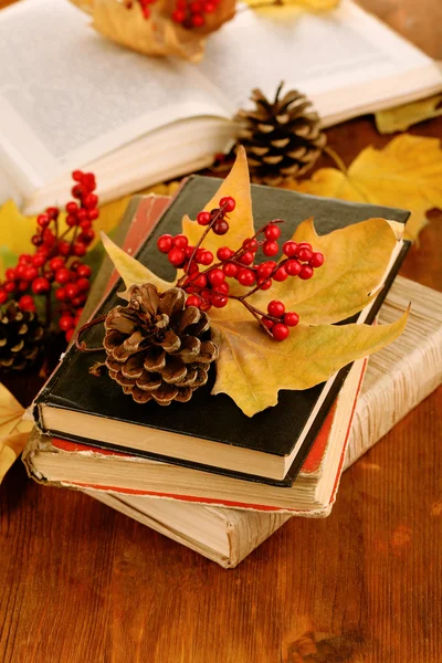 Libros y hojas de otoño sobre mesa de madera de primer plano — Foto de Stock