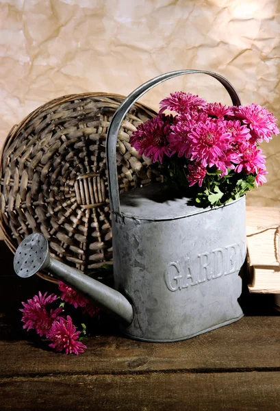 Boeket van roze chrysant in gieter op houten tafel — Stockfoto