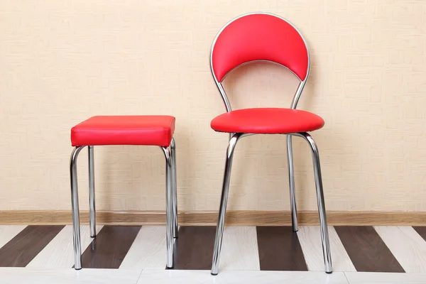 Интерьер с современными кожаными креслами на деревянном полу — стоковое фото