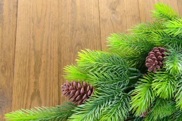 Rama de árbol de Navidad sobre fondo de madera —  Fotos de Stock