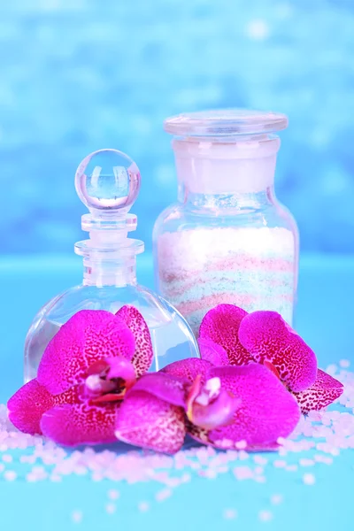 Nádherné lázeňské prostředí s orchidejí na modrém pozadí — Stock fotografie