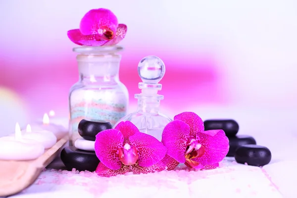 Prachtige spa omgeving met orchid op witte houten tafel op lichte achtergrond — Stockfoto
