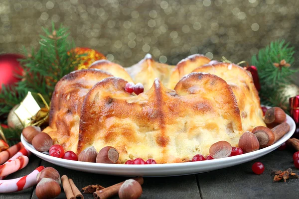 Sabroso pastel casero de Navidad, sobre un fondo brillante — Foto de Stock