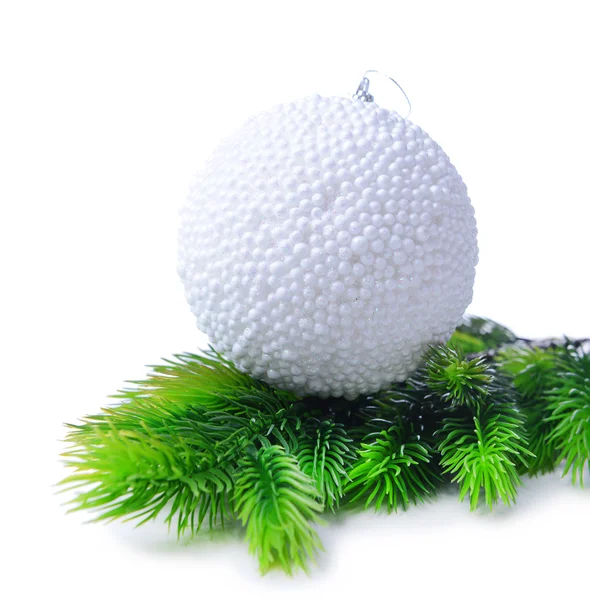 Çam ağacı, beyaz izole Noel topu — Stok fotoğraf