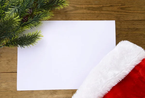 Lettera per Babbo Natale con cappello di Natale sul tavolo primo piano — Foto Stock