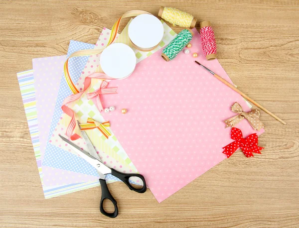 Kağıt scrapbooking ve ahşap masa üstünde alet — Stok fotoğraf