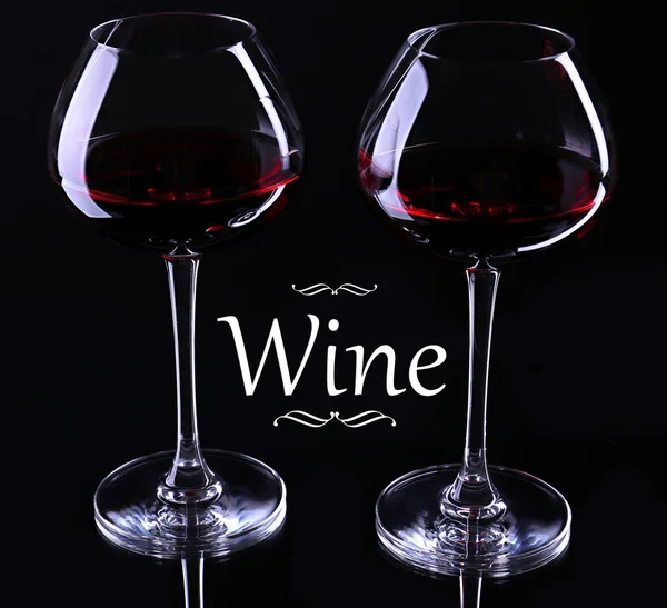 Vinglas med rött vin, isolerade på svart — Stockfoto