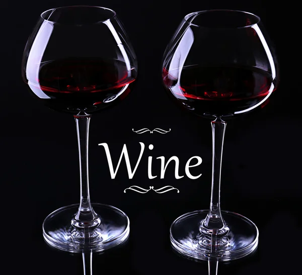 Gafas de vino con vino tinto, aisladas en negro — Foto de Stock