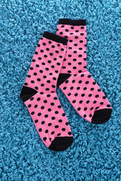 Kleurrijke sokken, op een achtergrond met kleur — Stockfoto