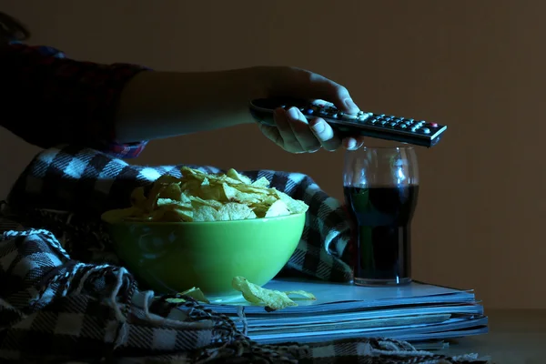 Någon tittar på tv med chips och cola i rum — Stockfoto