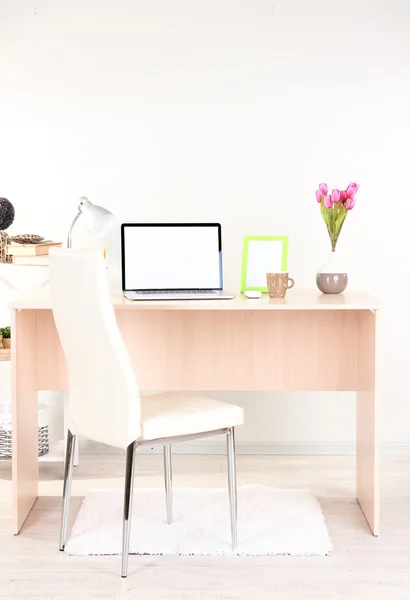 Lugar de trabajo en casa con ordenador portátil, de cerca — Foto de Stock