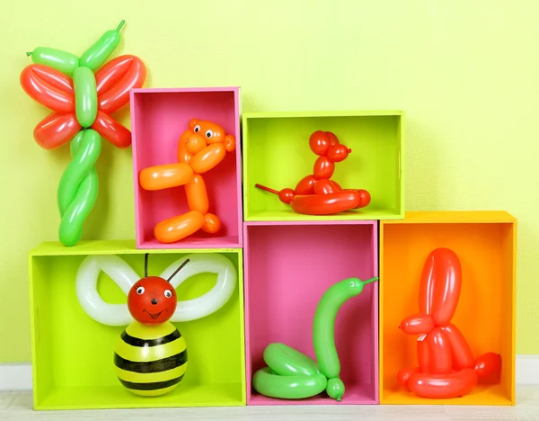 Globo simple animales y otros juguetes en estantes, sobre fondo brillante — Foto de Stock