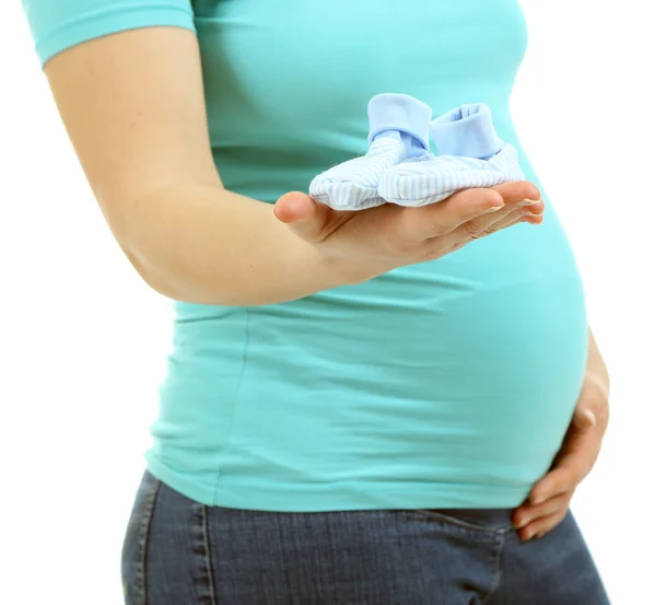 Femme enceinte tenant des chaussures de bébé bleues isolées sur blanc — Photo