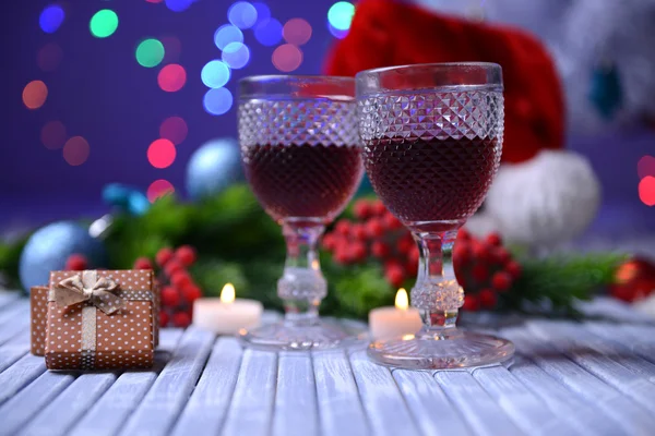 キャンドルと明るい背景上のクリスマスの装飾 — ストック写真