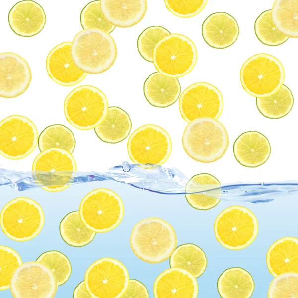 Fette fresche di limoni cadute in acqua — Foto Stock