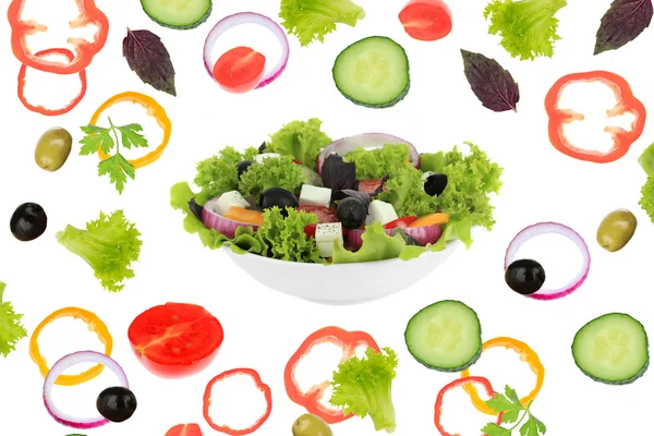 Färska blandade grönsaker runt skål med sallad på nära håll — Stockfoto