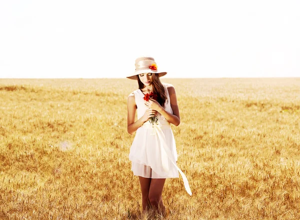 Portrait of beautiful young woman with poppies in the field — Stock Photo, Image