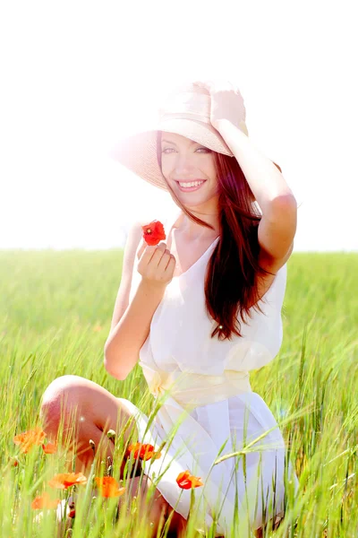 Portret pięknej młodej kobiety z maku w polu — Zdjęcie stockowe