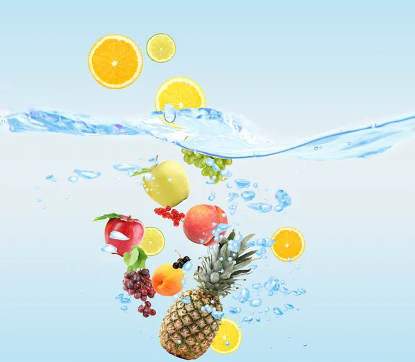 Frutas frescas arrojadas al agua —  Fotos de Stock