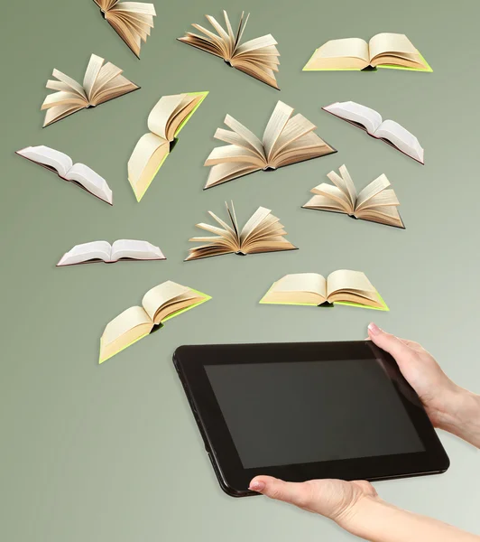 Tableta y libros abiertos sobre fondo gris — Foto de Stock