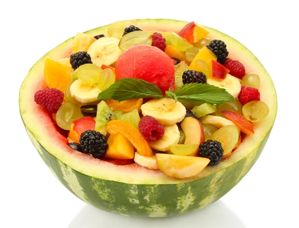 Salat mit frischen Früchten in Wassermelone, isoliert auf weiß — Stockfoto