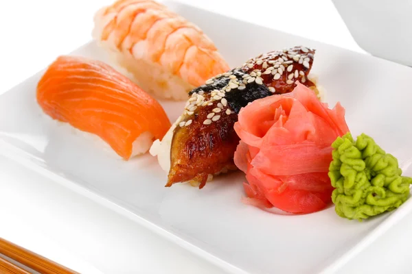 Köstliches Sushi auf Teller aus nächster Nähe serviert — Stockfoto