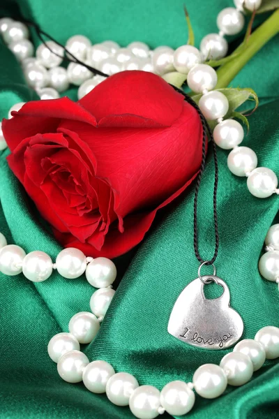 Belle rose rouge avec pendentif coeur — Photo