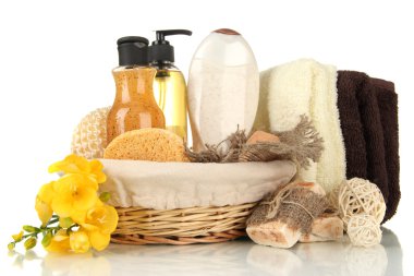 Kozmetik Şişeler ve üzerinde beyaz izole sabun sepeti,