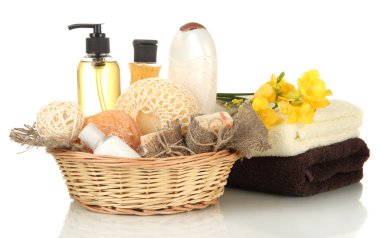 Kozmetik Şişeler ve üzerinde beyaz izole sabun sepeti,